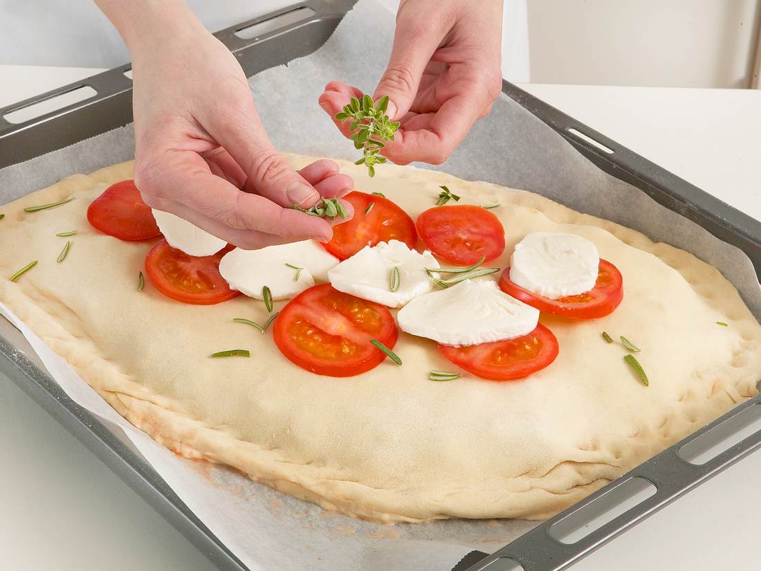 Pizza Calzone mit Mozzarella belegen