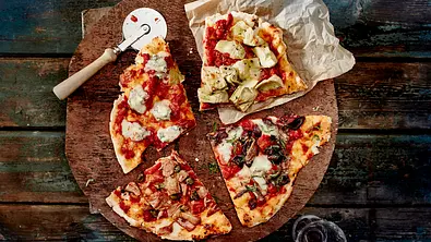 Pizza classico mit vier köstlichen Beilagen Rezept - Foto: LECKER @ Bauer Media Group