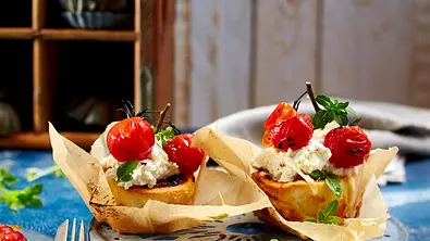 Pizza-Cupcake Margherita mit Käse-Topping Rezept - Foto: LECKER @ Bauer Media Group