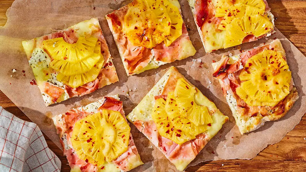 Pizza Hawaii mal ganz Ananas! Rezept - Foto: LECKER @ Bauer Media Group