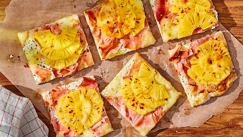 Pizza Hawaii mal ganz Ananas! Rezept - Foto: House of Food / Bauer Food Experts KG