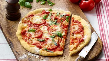 Pizza Margherita Rezept - Foto: LECKER @ Bauer Media Group Pizza Margherita Rezept - Foto: LECKER @ Bauer Media Group