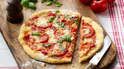 Pizza Margherita Rezept - Foto: LECKER @ Bauer Media Group