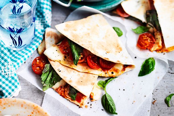 Pizza Margherita auf die Hand