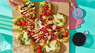 Pizza Margherita in Blütenform Rezept - Foto: LECKER @ Bauer Media Group