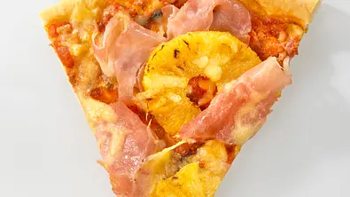 Pizza mit Ananas, Schinken und Tomaten-Crème fraîche Rezept - Foto: LECKER @ Bauer Media Group