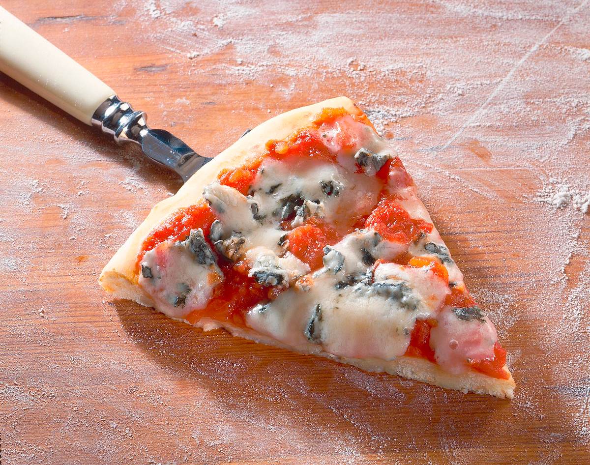 Pizza mit Blauschimmelkäse Rezept