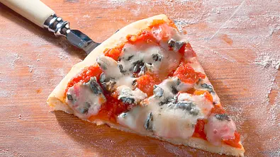 Pizza mit Blauschimmelkäse Rezept - Foto: LECKER @ Bauer Media Group