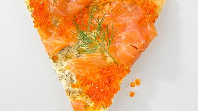 Pizza mit Crème fraîche, Räucherlachs und Forellenkaviar Rezept - Foto: Först, Thomas