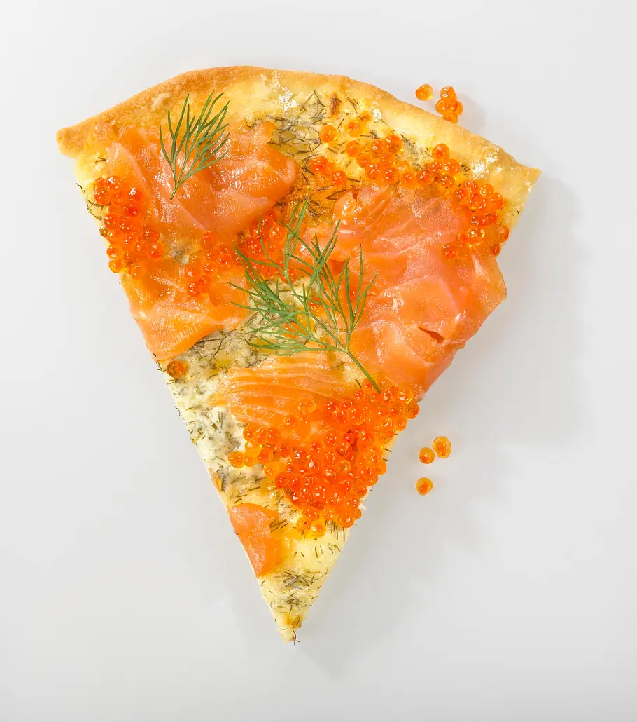 Pizza mit Crème fraîche, Räucherlachs und Forellenkaviar Rezept