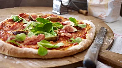 Pizza mit Feigen & Bacon Rezept - Foto: LECKER @ Bauer Media Group