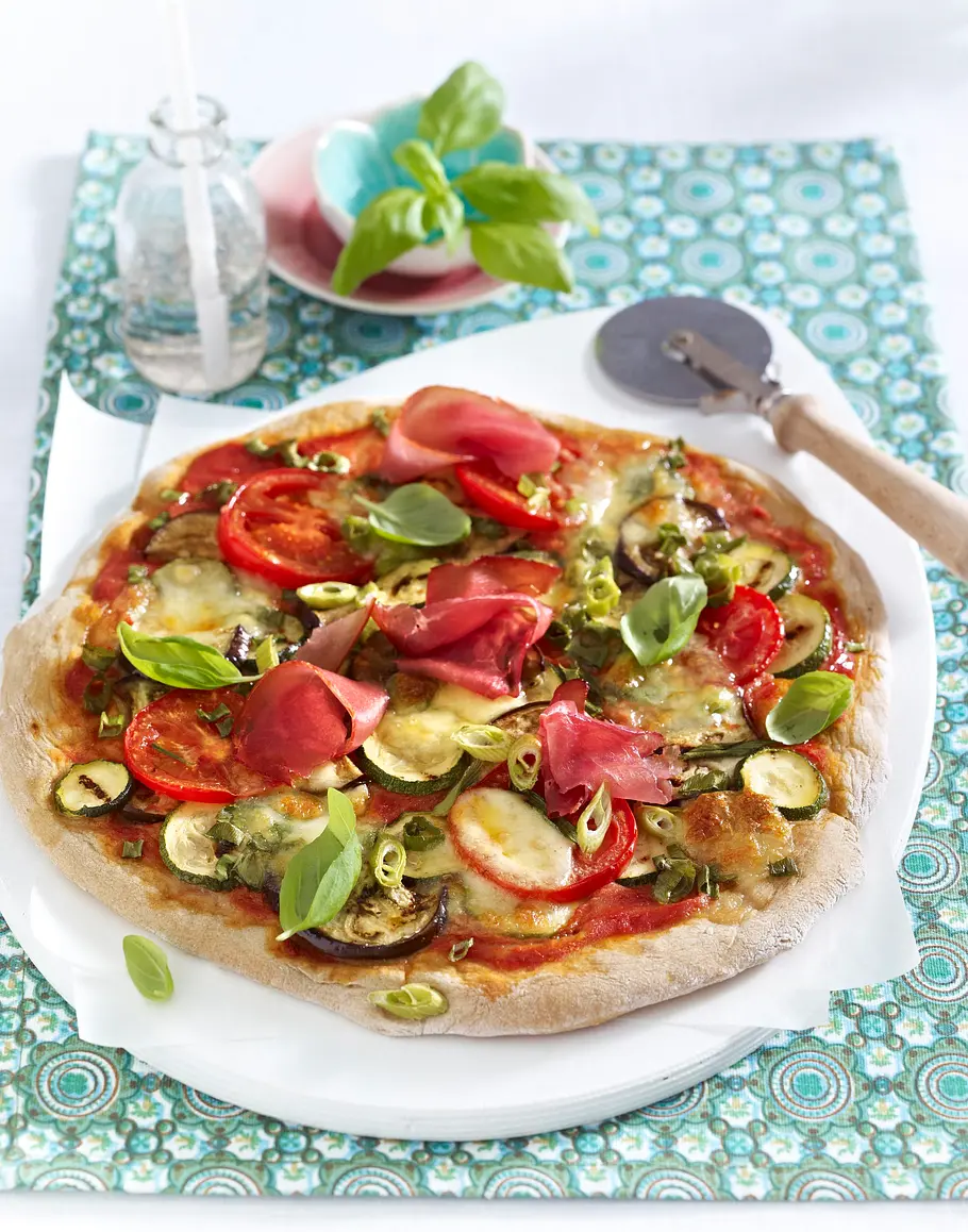 Pizza mit Gemüse und Schinken Rezept Pizza mit Gemüse und Schinken Rezept