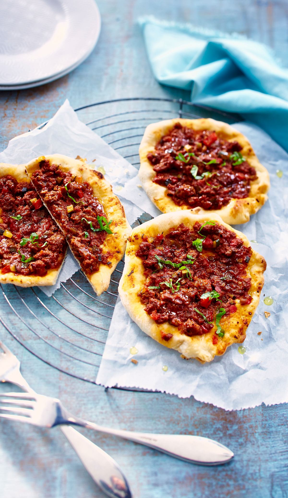 Pizza mit Hack und Gemüse Rezept