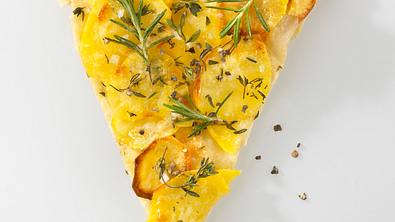 Pizza mit Kartoffelscheiben und Kräutern Rezept - Foto: LECKER @ Bauer Media Group
