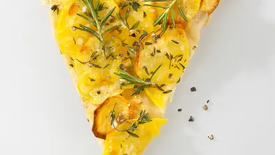 Pizza mit Kartoffelscheiben und Kräutern Rezept - Foto: LECKER @ Bauer Media Group