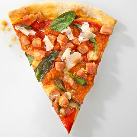 Pizza mit Räucherspeck, Salbei und Tomate Rezept Pizza mit Räucherspeck, Salbei und Tomate Rezept