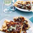 Pizza mit Roquefort und Balsamico-Zwiebeln Rezept - Foto: House of Food / Bauer Food Experts KG