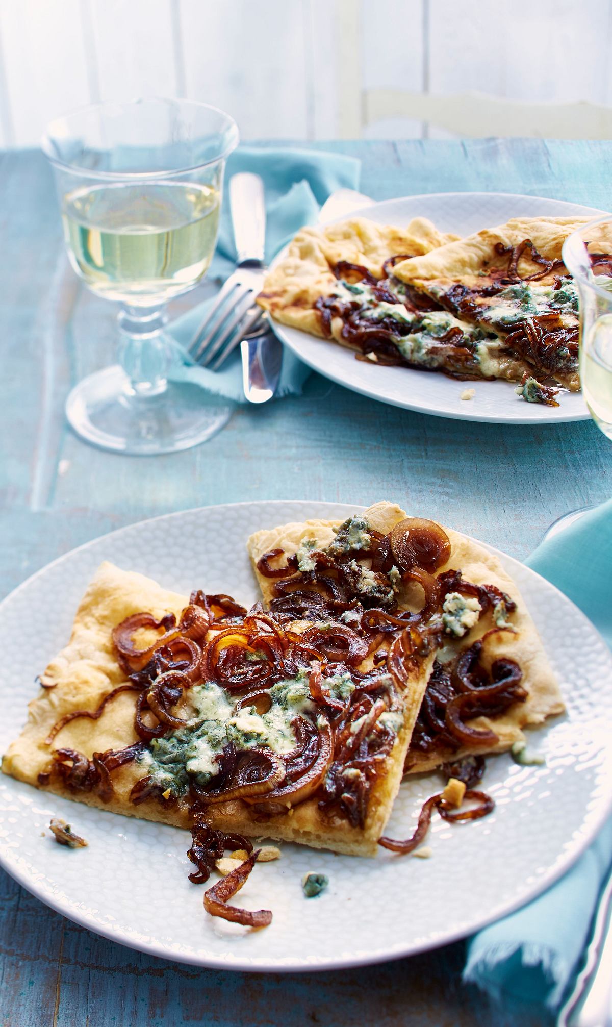 Pizza mit Roquefort und Balsamico-Zwiebeln Rezept