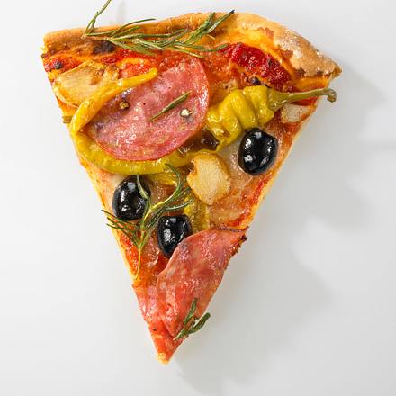 Pizza Mit Salami Oliven Und Peperoni Rezept Lecker