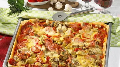 Pizza mit Schinken, Champignons und Käse Rezept - Foto: LECKER @ Bauer Media Group