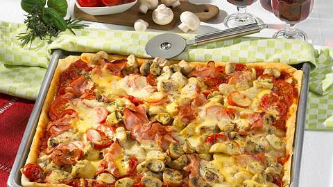 Pizza mit Schinken, Champignons und Käse Rezept - Foto: House of Food / Bauer Food Experts KG