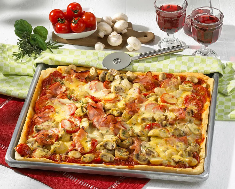 Pizza mit Schinken, Champignons und Käse Rezept Pizza mit Schinken, Champignons und Käse Rezept