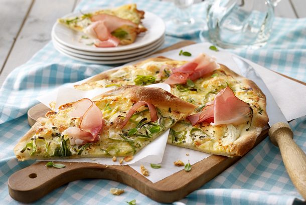 Pizza mit Schwarzwälder Schinken und Raclettekäse Rezept Pizza mit Schwarzwälder Schinken und Raclettekäse Rezept