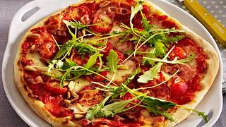 Pizza mit Speck und Rauke Rezept - Foto: House of Food / Bauer Food Experts KG