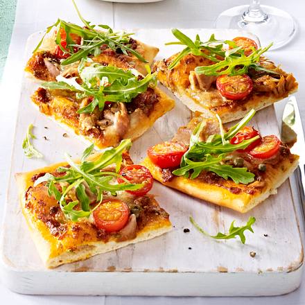 Pizza mit Thunfisch, Rauke und Kapern Rezept