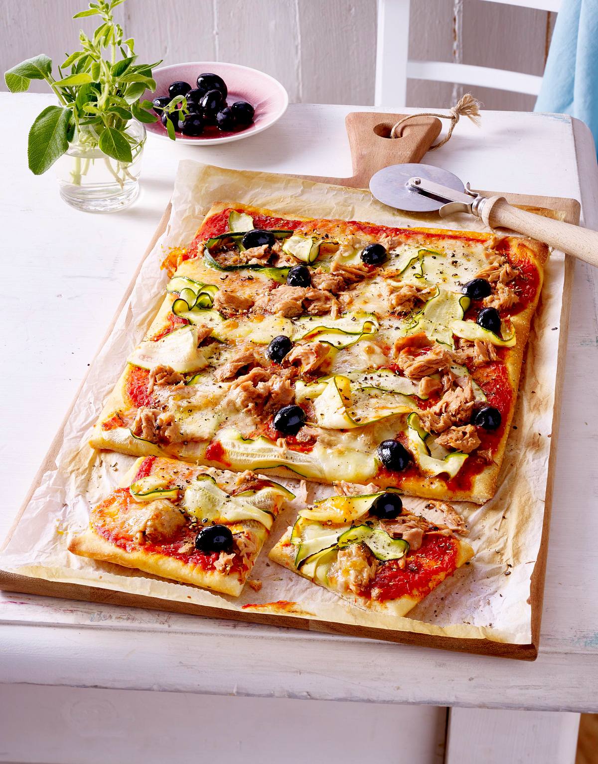 Pizza mit Thunfisch und Zucchini Rezept
