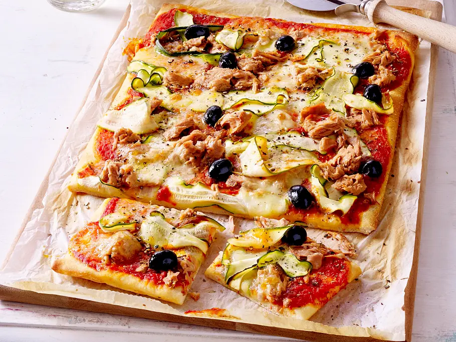 Pizza mit Thunfisch und Zucchini Rezept