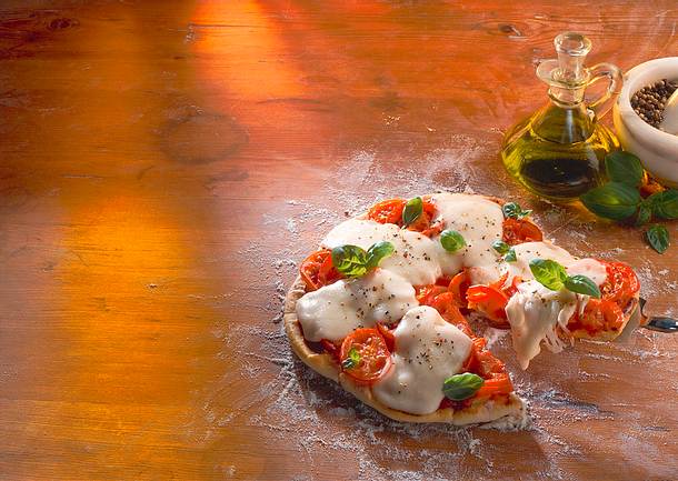 Pizza mit Tomate und Mozzarella Rezept