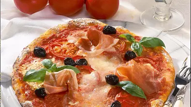 Pizza mit Tomaten, Mozzarella und Schinken Rezept - Foto: LECKER @ Bauer Media Group