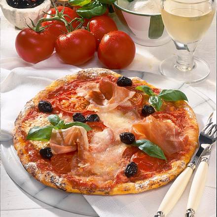 Pizza mit Tomaten, Mozzarella und Schinken Rezept Pizza mit Tomaten, Mozzarella und Schinken Rezept