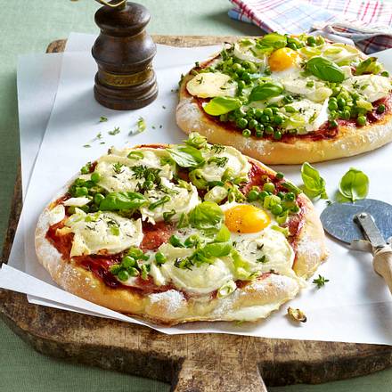 Pizza mit Tomatensugo, Erbsen, Lauchzwiebeln, Ziegenkäse und Spiegelei Rezept