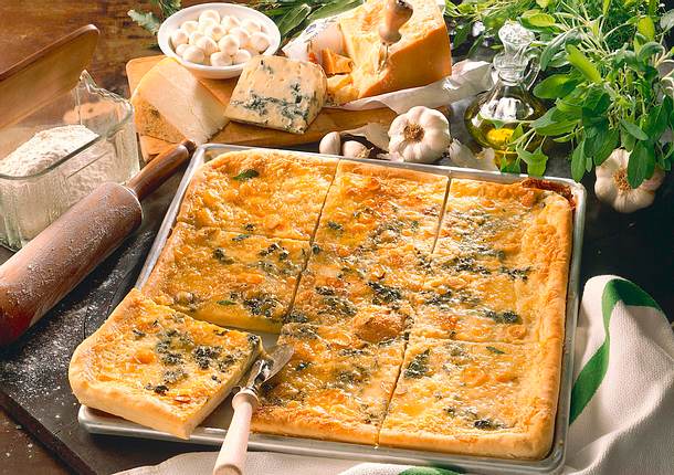 Pizza mit viererlei Käse und Salbei Rezept Pizza mit viererlei Käse und Salbei Rezept