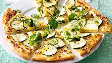 Pizza mit Zucchini, Kresse und Emmentaler Rezept - Foto: House of Food / Bauer Food Experts KG