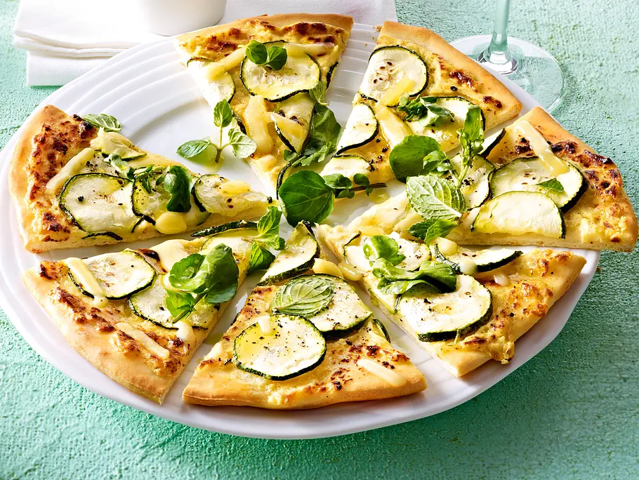 Pizza mit Zucchini, Kresse und Emmentaler Rezept Pizza mit Zucchini, Kresse und Emmentaler Rezept