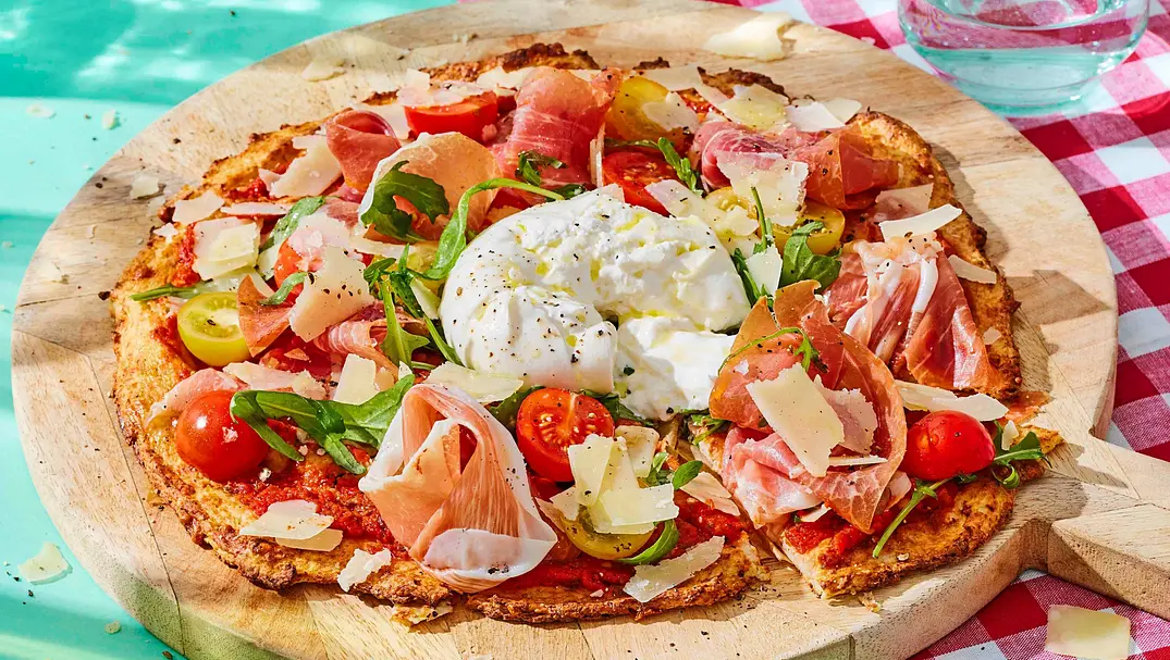 Pizza Parma unten: Low Carb, oben: Wow! Rezept - Foto: LECKER @ Bauer Media Group Pizza Parma unten: Low Carb, oben: Wow! Rezept - Foto: LECKER @ Bauer Media Group
