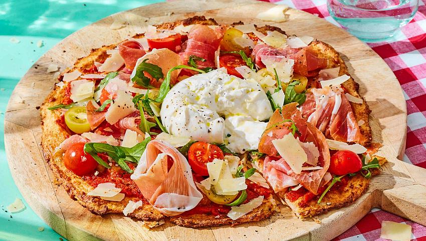 Pizza Parma unten: Low Carb, oben: Wow! Rezept - Foto: House of Food / Bauer Food Experts KG