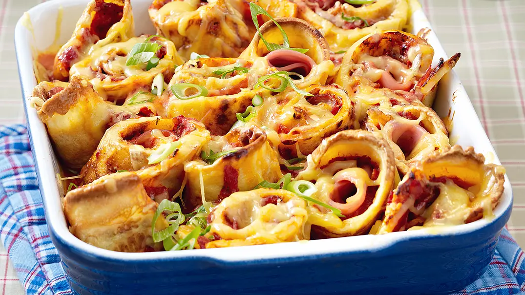 Pizza-Pfannkuchen-Auflauf aus gefüllten Pfannkuchenröllchen - Foto: LECKER @ Bauer Media Group Pizza-Pfannkuchen-Auflauf aus gefüllten Pfannkuchenröllchen - Foto: LECKER @ Bauer Media Group