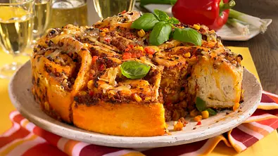 Pizza-Rosettenkuchen mit Hack Rezept - Foto: LECKER @ Bauer Media Group