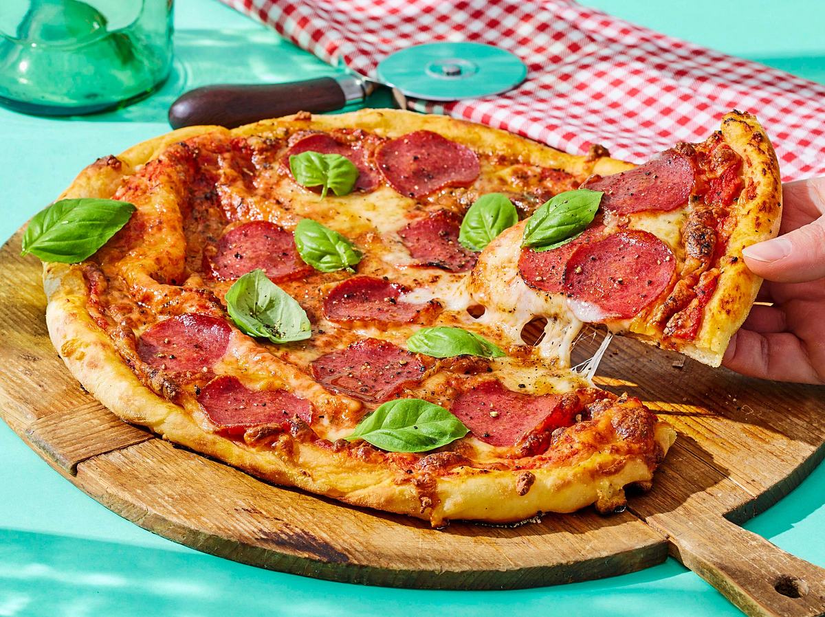 Pizza Salami mit doppeltem Käseboden Rezept