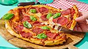 Pizza - die besten Rezept-Ideen: Salami-Pizza mit doppeltem Käseboden - Foto: House of Food / Bauer Food Experts KG