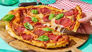 Pizza - die besten Rezept-Ideen: Salami-Pizza mit doppeltem Käseboden - Foto: House of Food / Bauer Food Experts KG