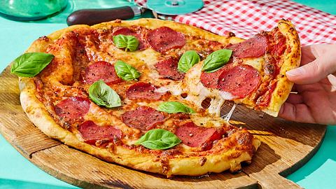 Pizza - die besten Rezept-Ideen: Salami-Pizza mit doppeltem Käseboden - Foto: House of Food / Bauer Food Experts KG