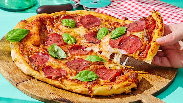 Pizza - die besten Rezept-Ideen: Salami-Pizza mit doppeltem Käseboden - Foto: House of Food / Bauer Food Experts KG