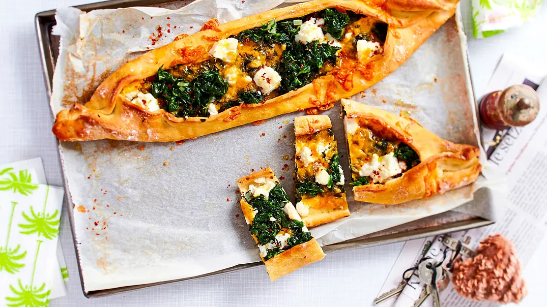 Pizza-Schiffchen im Pide-Style Rezept - Foto: LECKER @ Bauer Media Group Pizza-Schiffchen im Pide-Style Rezept - Foto: LECKER @ Bauer Media Group