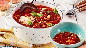 Pizza-Suppe mit Baguette Rezept - Foto: LECKER @ Bauer Media Group Pizza-Suppe mit Baguette Rezept - Foto: LECKER @ Bauer Media Group