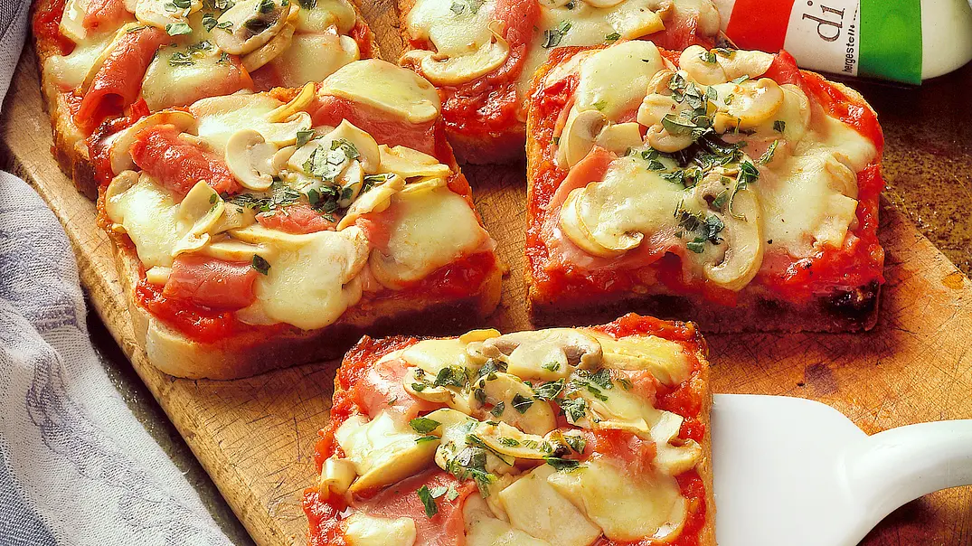 Pizza-Toast mit Schinken Rezept - Foto: LECKER @ Bauer Media Group Pizza-Toast mit Schinken Rezept - Foto: LECKER @ Bauer Media Group